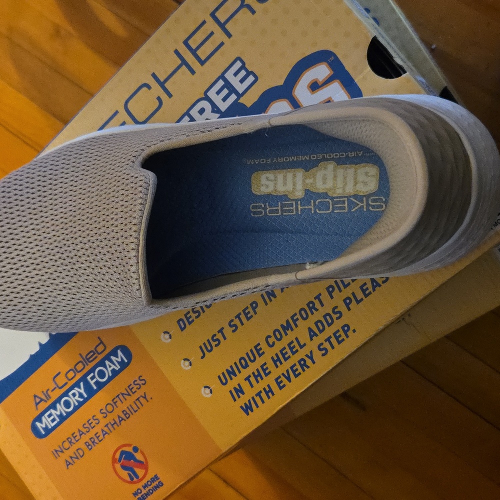 Skechers Womans Like NEW Hands Free Slip-On Sneaker in Light Taupe - Picture 3 of 7